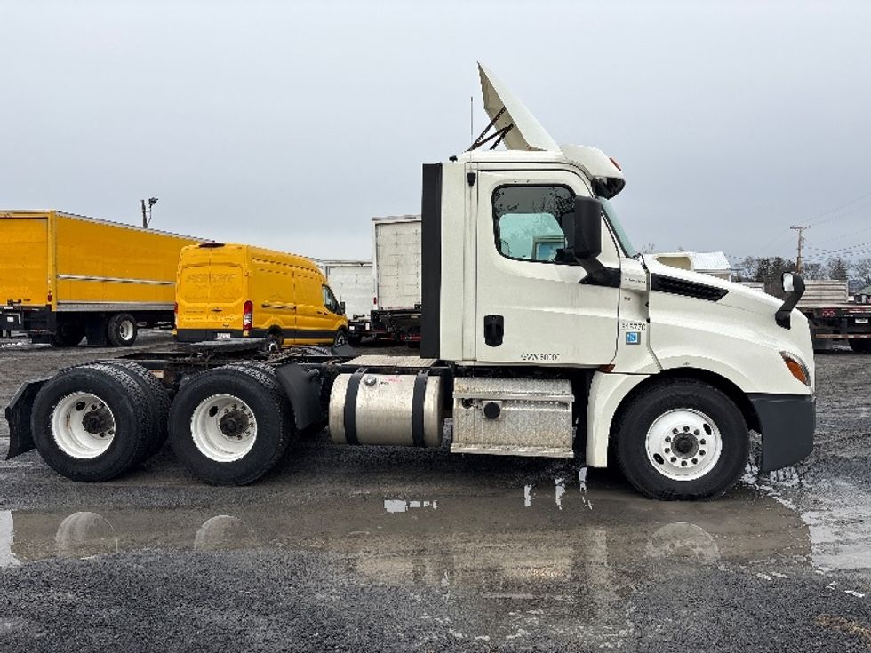 Day Cab Tractor-Heavy Duty Tractors-Freightliner-2018-T12664ST-Coxsackie-NY-459,857\n\t\tmiles-$ 33,750 - Image 8