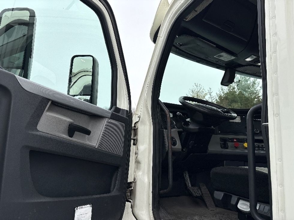 Day Cab Tractor-Heavy Duty Tractors-Freightliner-2018-T12664ST-Coxsackie-NY-459,857\n\t\tmiles-$ 33,750 - Image 9