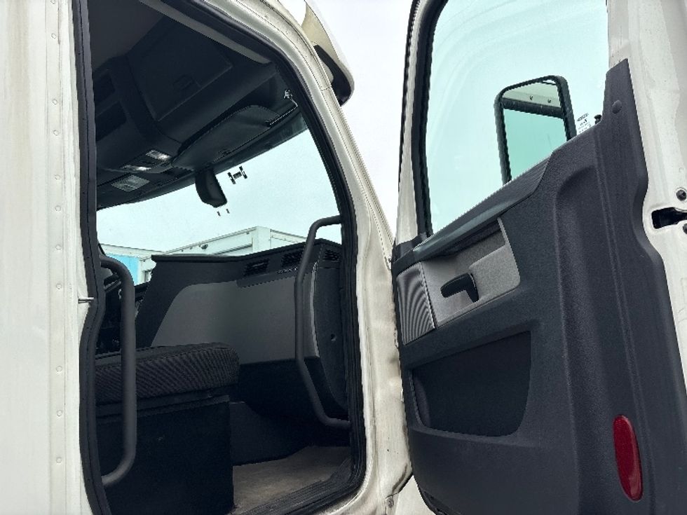 Day Cab Tractor-Heavy Duty Tractors-Freightliner-2018-T12664ST-Coxsackie-NY-482,992\n\t\tmiles-$ 33,000 - Image 12