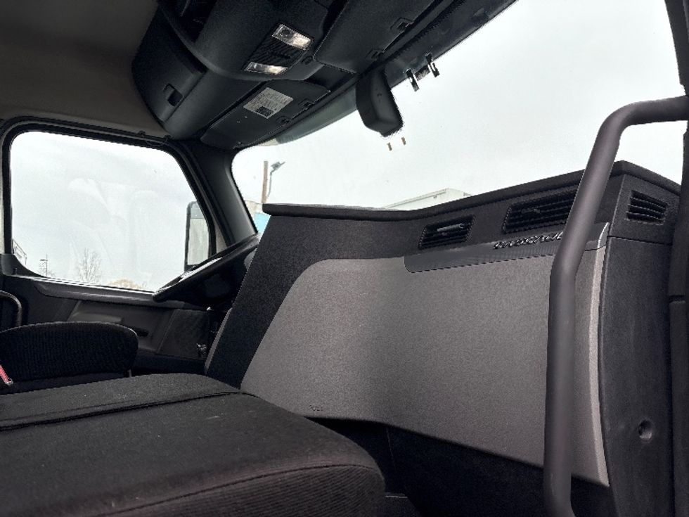 Day Cab Tractor-Heavy Duty Tractors-Freightliner-2018-T12664ST-Coxsackie-NY-482,992\n\t\tmiles-$ 33,000 - Image 13