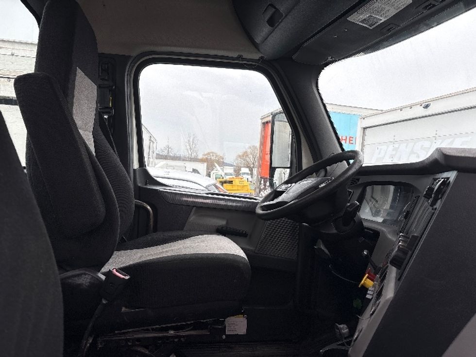 Day Cab Tractor-Heavy Duty Tractors-Freightliner-2018-T12664ST-Coxsackie-NY-482,992\n\t\tmiles-$ 33,000 - Image 14