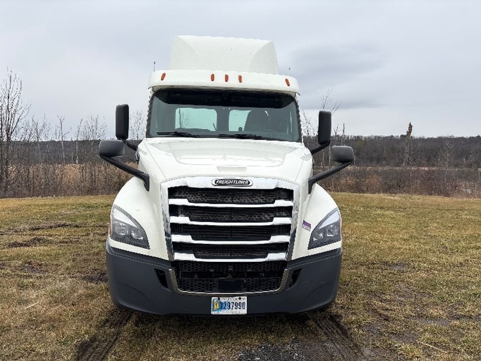 Day Cab Tractor-Heavy Duty Tractors-Freightliner-2018-T12664ST-Coxsackie-NY-482,992\n\t\tmiles-$ 33,000 - Image 2