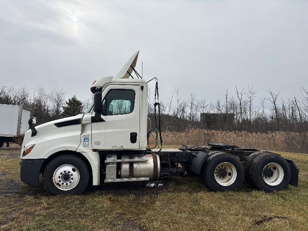 Day Cab Tractor-Heavy Duty Tractors-Freightliner-2018-T12664ST-Coxsackie-NY-482,992\n\t\tmiles-$ 33,000 - Image 4