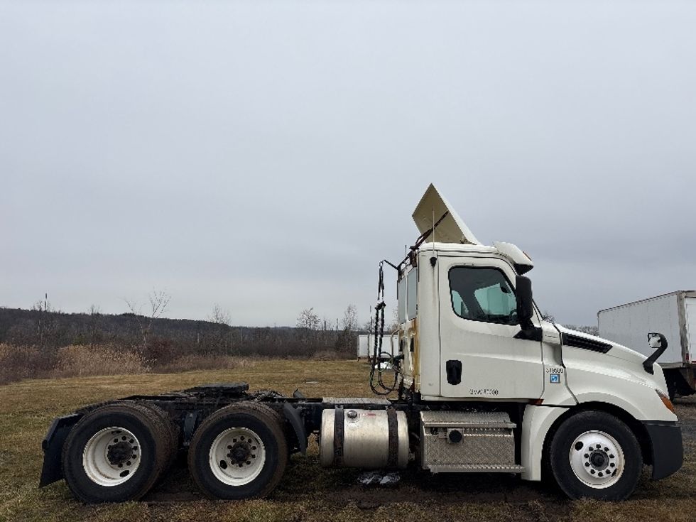 Day Cab Tractor-Heavy Duty Tractors-Freightliner-2018-T12664ST-Coxsackie-NY-482,992\n\t\tmiles-$ 33,000 - Image 8
