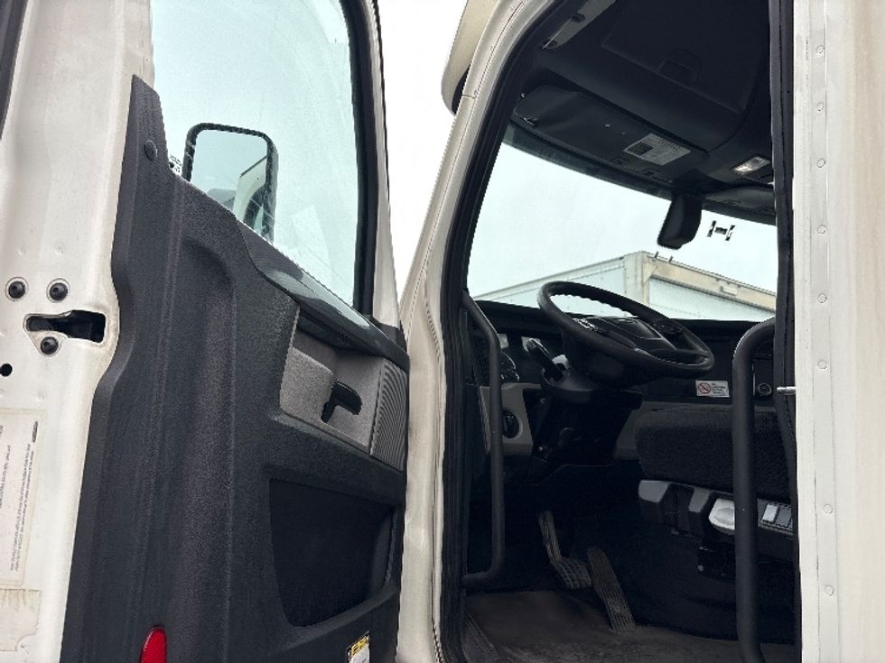 Day Cab Tractor-Heavy Duty Tractors-Freightliner-2018-T12664ST-Coxsackie-NY-482,992\n\t\tmiles-$ 33,000 - Image 9