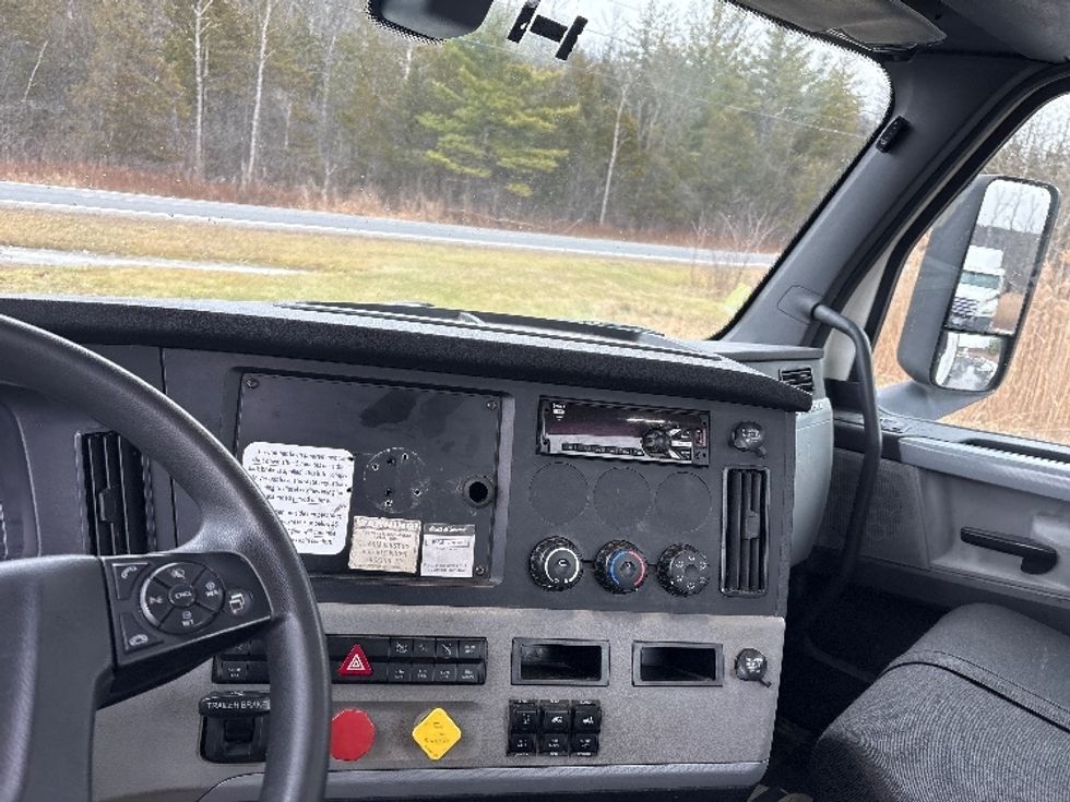 Day Cab Tractor-Heavy Duty Tractors-Freightliner-2018-T12664ST-Coxsackie-NY-510,521\n\t\tmiles-$ 33,250 - Image 10