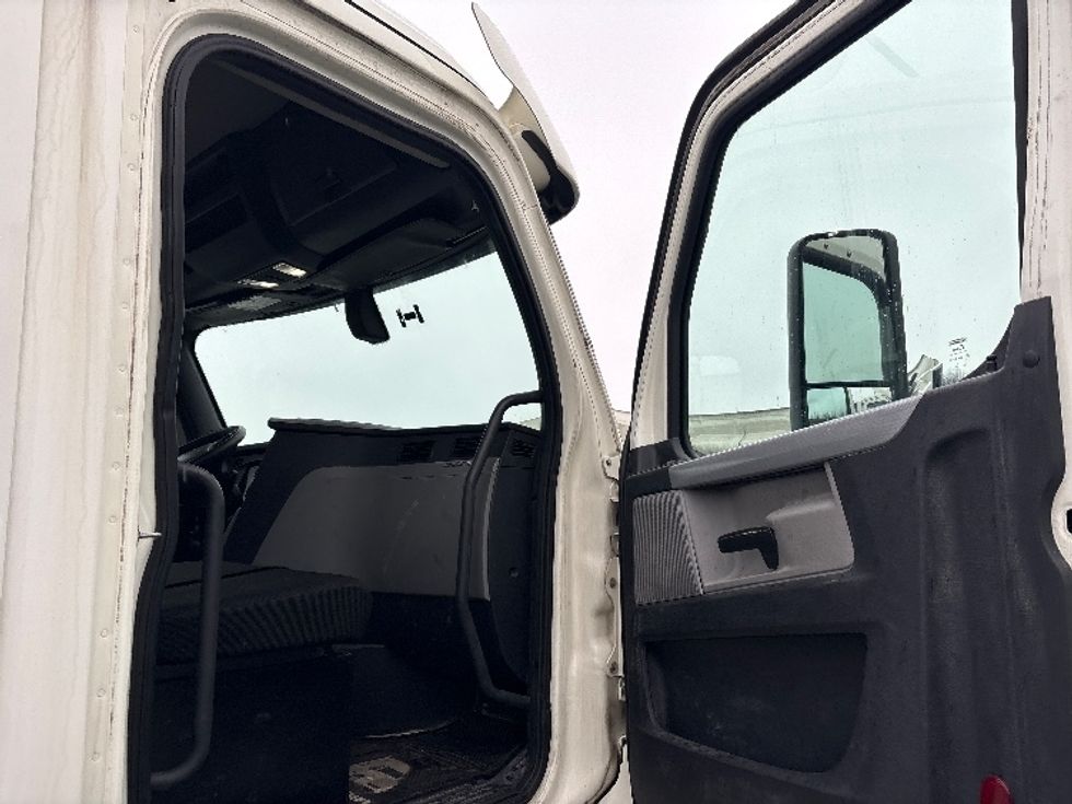 Day Cab Tractor-Heavy Duty Tractors-Freightliner-2018-T12664ST-Coxsackie-NY-510,521\n\t\tmiles-$ 33,250 - Image 12