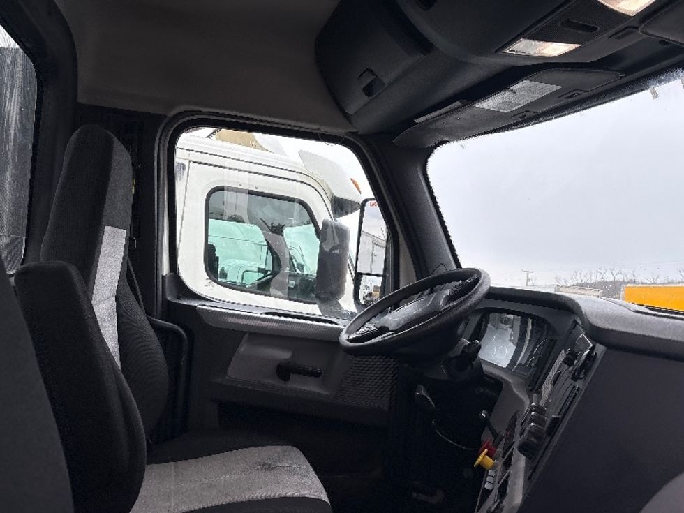 Day Cab Tractor-Heavy Duty Tractors-Freightliner-2018-T12664ST-Coxsackie-NY-510,521\n\t\tmiles-$ 33,250 - Image 14