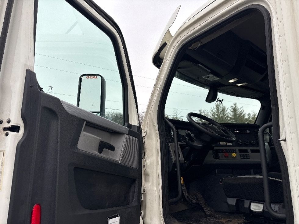 Day Cab Tractor-Heavy Duty Tractors-Freightliner-2018-T12664ST-Coxsackie-NY-510,521\n\t\tmiles-$ 33,250 - Image 9