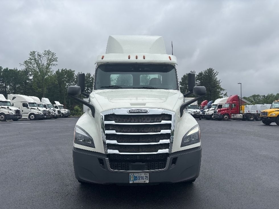 2018 Freightliner Cascadia 126" Day cab photo 2