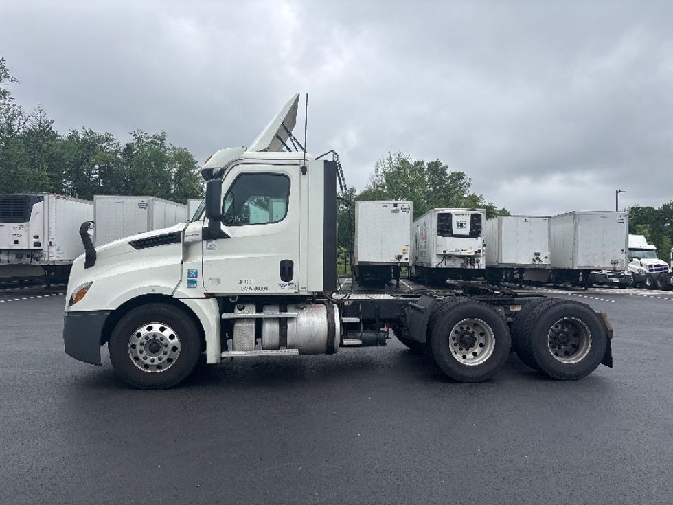2018 Freightliner Cascadia 126" Day cab photo 4