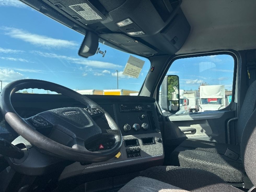 Day Cab Tractor-Heavy Duty Tractors-Freightliner-2018-T12664ST-Cranbury-NJ-260,839\n\t\tmiles-$ 41,250 - Image 10