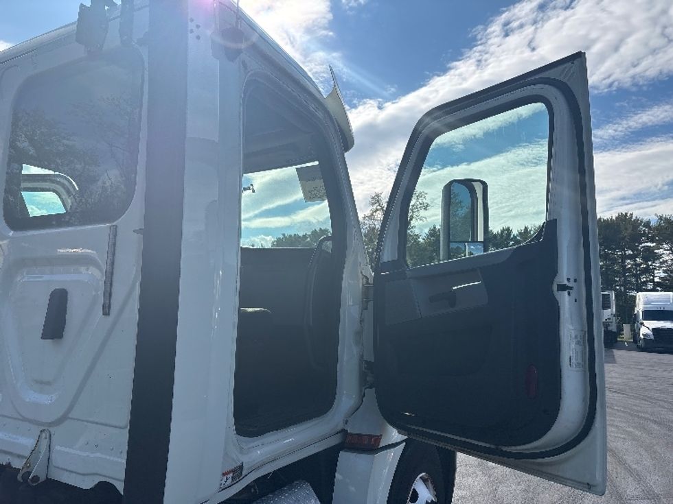 Day Cab Tractor-Heavy Duty Tractors-Freightliner-2018-T12664ST-Cranbury-NJ-260,839\n\t\tmiles-$ 41,250 - Image 12