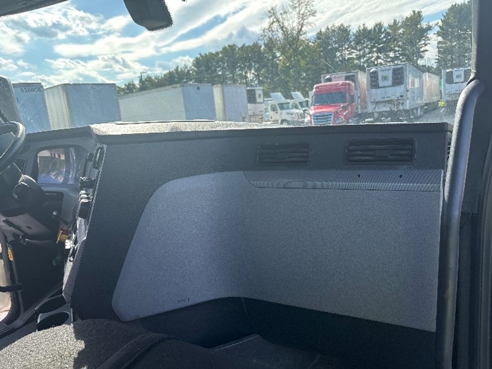 Day Cab Tractor-Heavy Duty Tractors-Freightliner-2018-T12664ST-Cranbury-NJ-260,839\n\t\tmiles-$ 41,250 - Image 13