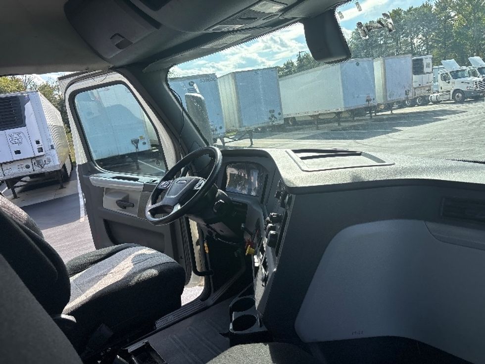 Day Cab Tractor-Heavy Duty Tractors-Freightliner-2018-T12664ST-Cranbury-NJ-260,839\n\t\tmiles-$ 41,250 - Image 14