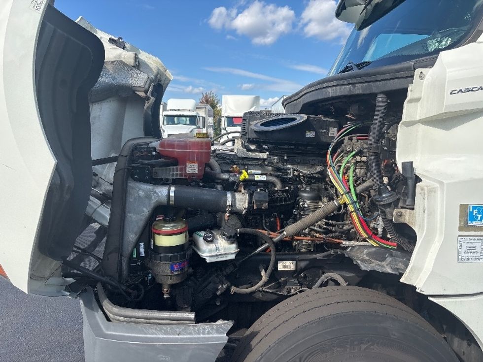 Day Cab Tractor-Heavy Duty Tractors-Freightliner-2018-T12664ST-Cranbury-NJ-260,839\n\t\tmiles-$ 41,250 - Image 16