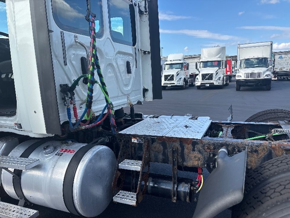 Day Cab Tractor-Heavy Duty Tractors-Freightliner-2018-T12664ST-Cranbury-NJ-260,839\n\t\tmiles-$ 41,250 - Image 17