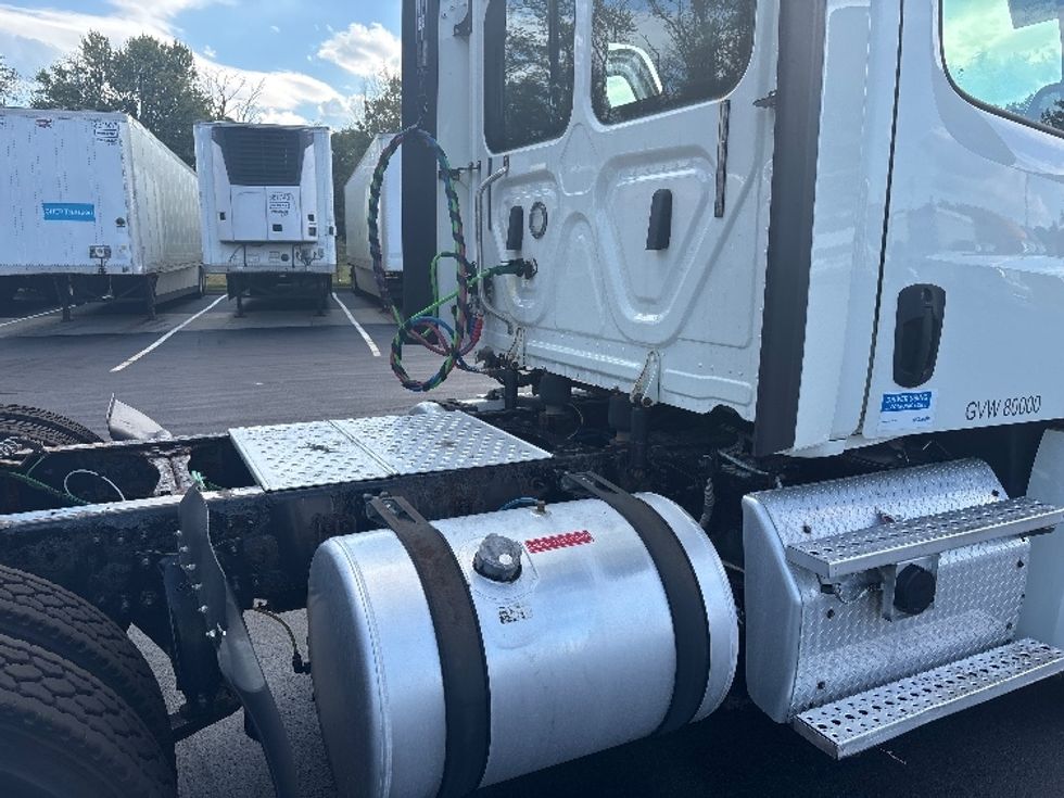 Day Cab Tractor-Heavy Duty Tractors-Freightliner-2018-T12664ST-Cranbury-NJ-260,839\n\t\tmiles-$ 41,250 - Image 18
