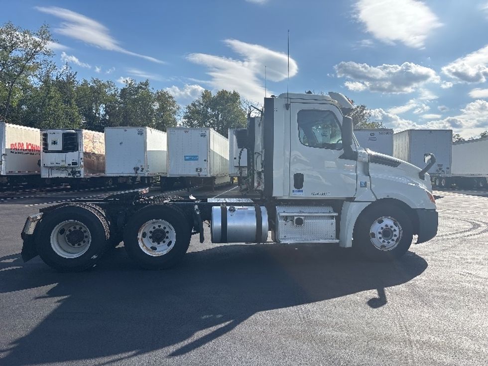 Day Cab Tractor-Heavy Duty Tractors-Freightliner-2018-T12664ST-Cranbury-NJ-260,839\n\t\tmiles-$ 41,250 - Image 8