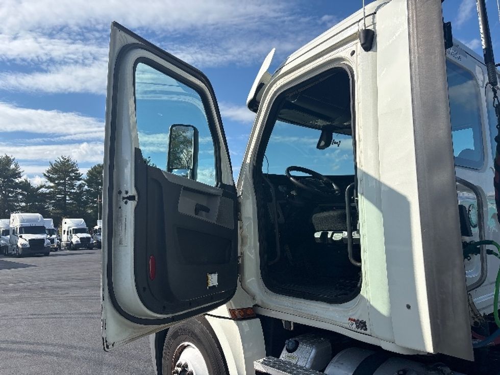 Day Cab Tractor-Heavy Duty Tractors-Freightliner-2018-T12664ST-Cranbury-NJ-260,839\n\t\tmiles-$ 41,250 - Image 9