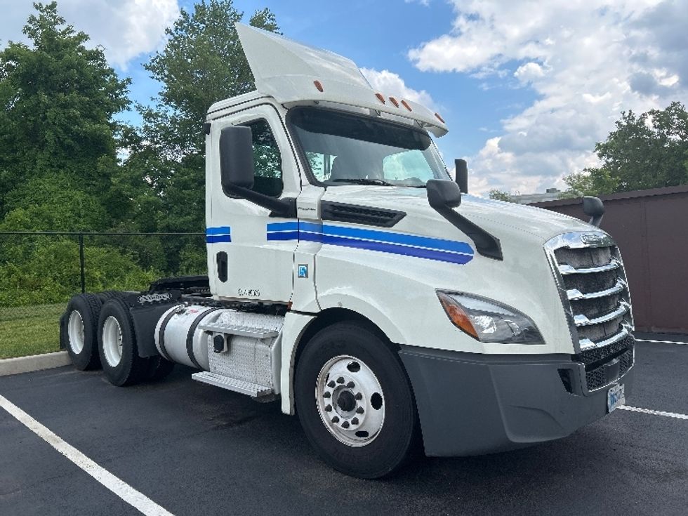 Day Cab Tractor-Heavy Duty Tractors-Freightliner-2018-T12664ST-Cranbury-NJ-265,861\n\t\tmiles-$ 47,000 - Image 1