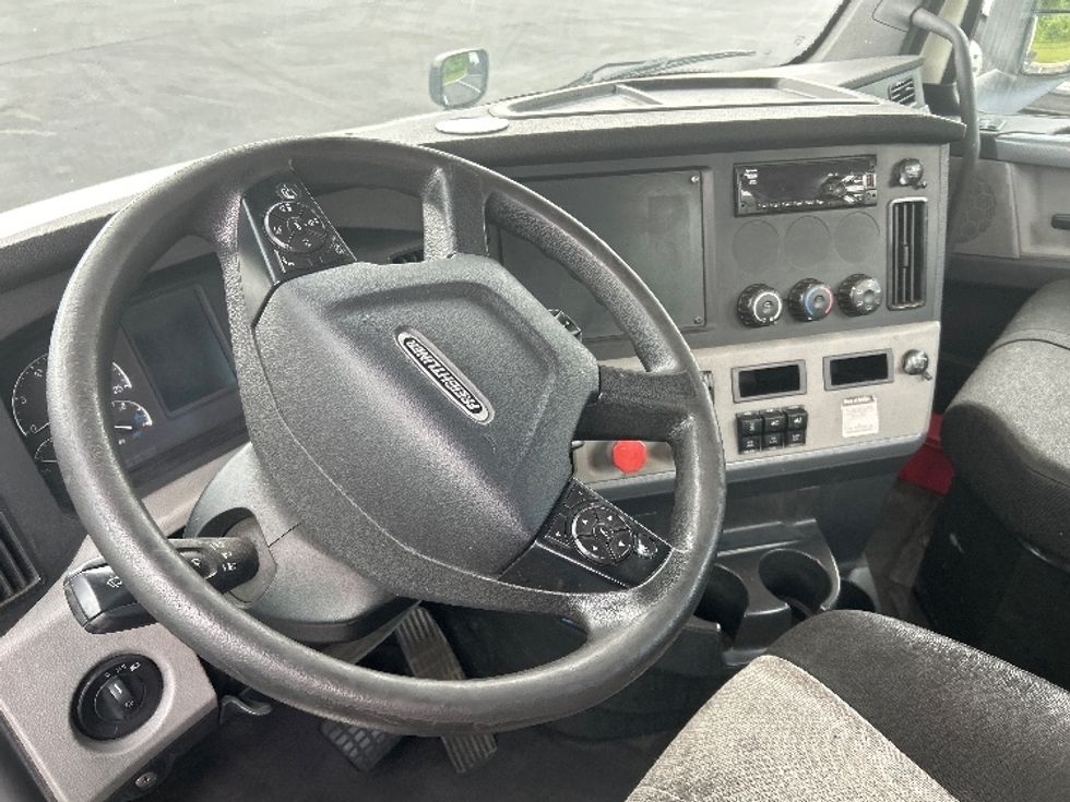 Day Cab Tractor-Heavy Duty Tractors-Freightliner-2018-T12664ST-Cranbury-NJ-265,861\n\t\tmiles-$ 47,000 - Image 10