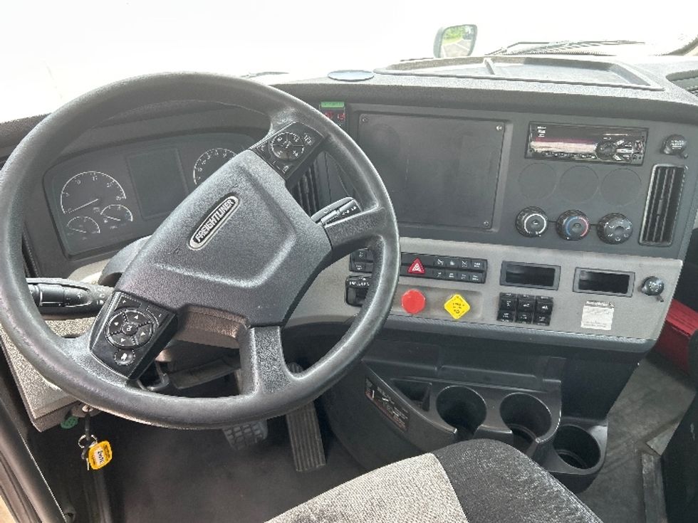 Day Cab Tractor-Heavy Duty Tractors-Freightliner-2018-T12664ST-Cranbury-NJ-265,861\n\t\tmiles-$ 47,000 - Image 11