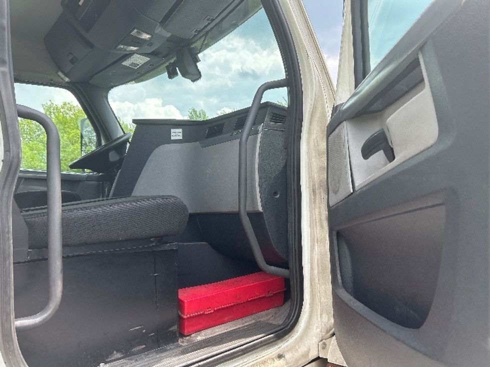 Day Cab Tractor-Heavy Duty Tractors-Freightliner-2018-T12664ST-Cranbury-NJ-265,861\n\t\tmiles-$ 47,000 - Image 12