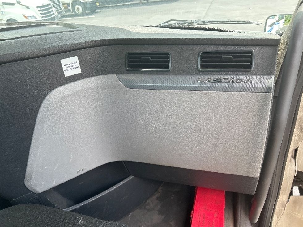 Day Cab Tractor-Heavy Duty Tractors-Freightliner-2018-T12664ST-Cranbury-NJ-265,861\n\t\tmiles-$ 47,000 - Image 13