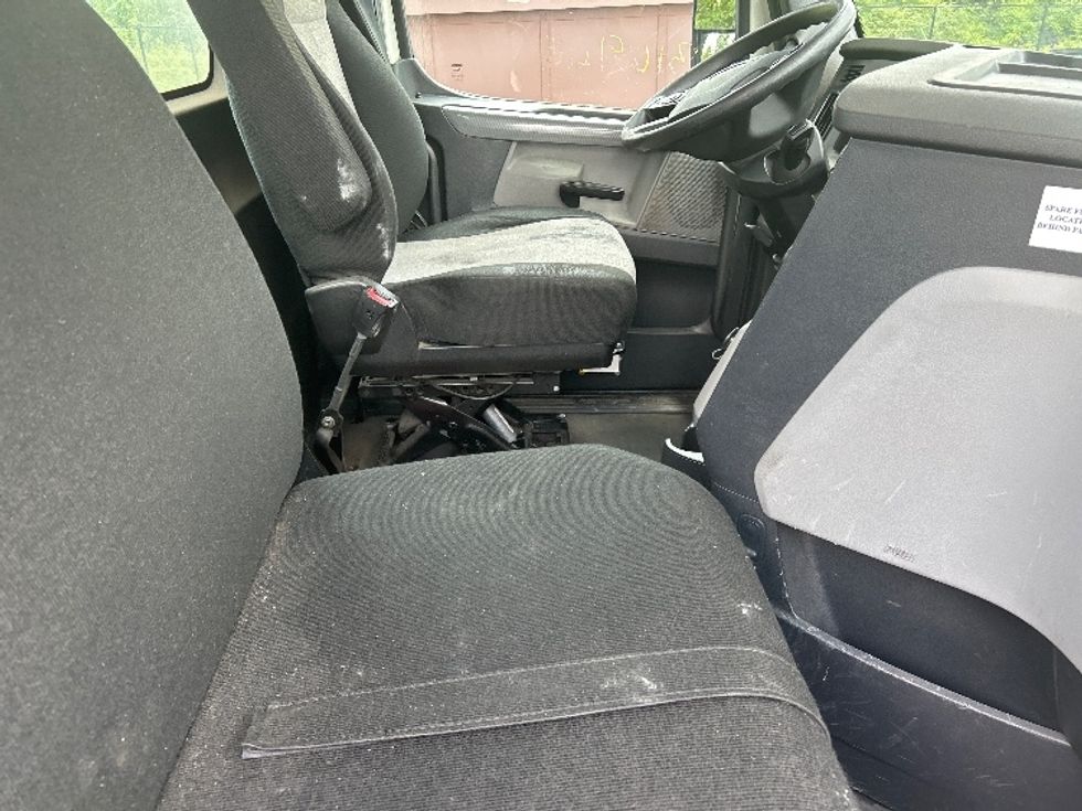 Day Cab Tractor-Heavy Duty Tractors-Freightliner-2018-T12664ST-Cranbury-NJ-265,861\n\t\tmiles-$ 47,000 - Image 14