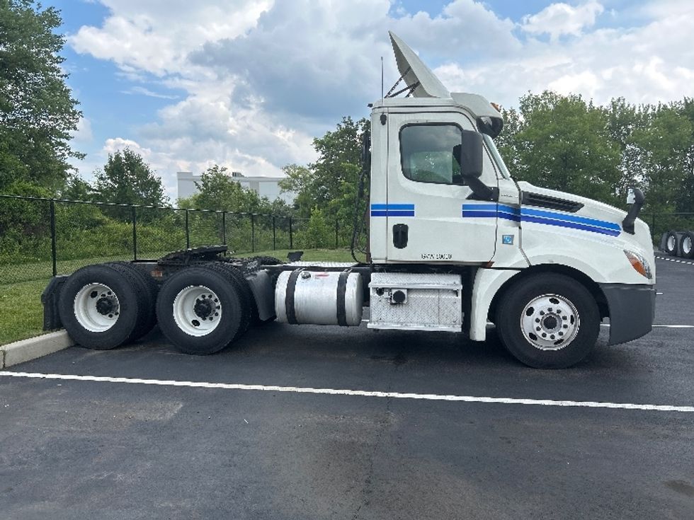 Day Cab Tractor-Heavy Duty Tractors-Freightliner-2018-T12664ST-Cranbury-NJ-265,861\n\t\tmiles-$ 47,000 - Image 8