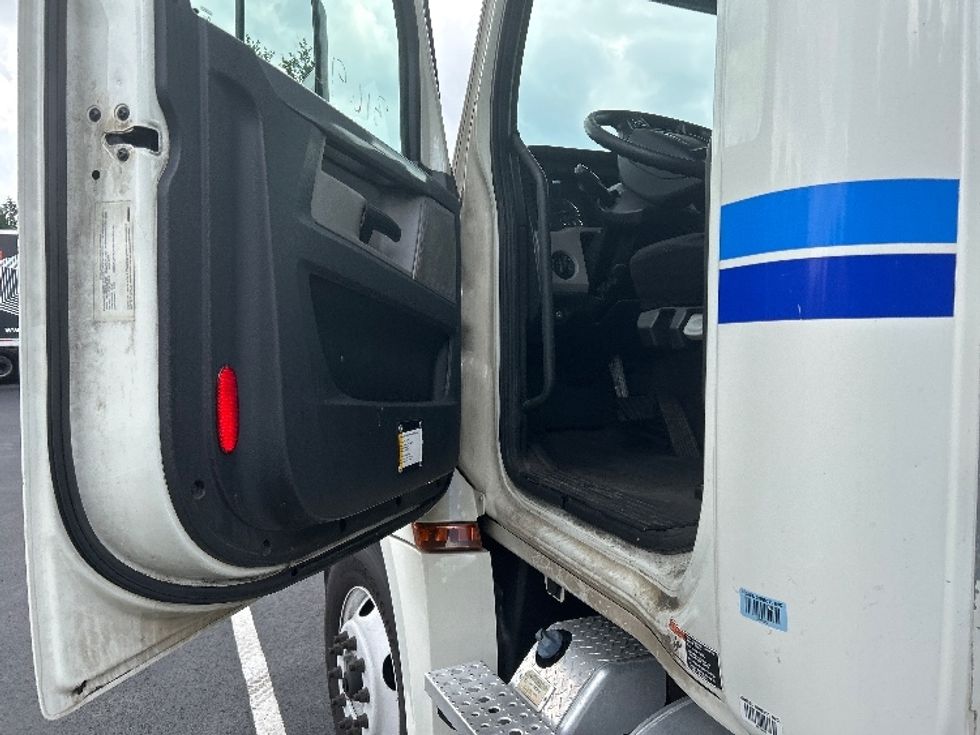 Day Cab Tractor-Heavy Duty Tractors-Freightliner-2018-T12664ST-Cranbury-NJ-265,861\n\t\tmiles-$ 47,000 - Image 9