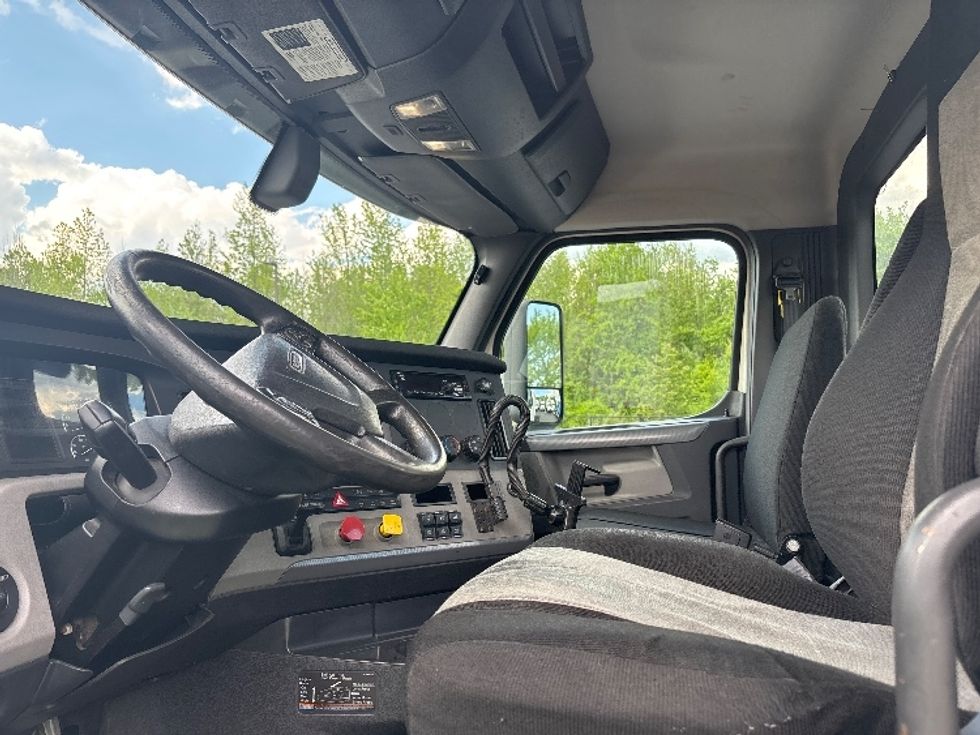 Day Cab Tractor-Heavy Duty Tractors-Freightliner-2018-T12664ST-Cranbury-NJ-363,961\n\t\tmiles-$ 41,750 - Image 10