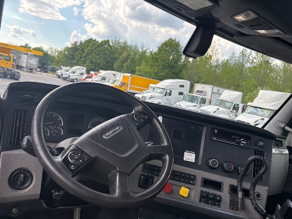 Day Cab Tractor-Heavy Duty Tractors-Freightliner-2018-T12664ST-Cranbury-NJ-363,961\n\t\tmiles-$ 41,750 - Image 11