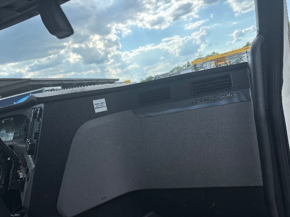 Day Cab Tractor-Heavy Duty Tractors-Freightliner-2018-T12664ST-Cranbury-NJ-363,961\n\t\tmiles-$ 41,750 - Image 13