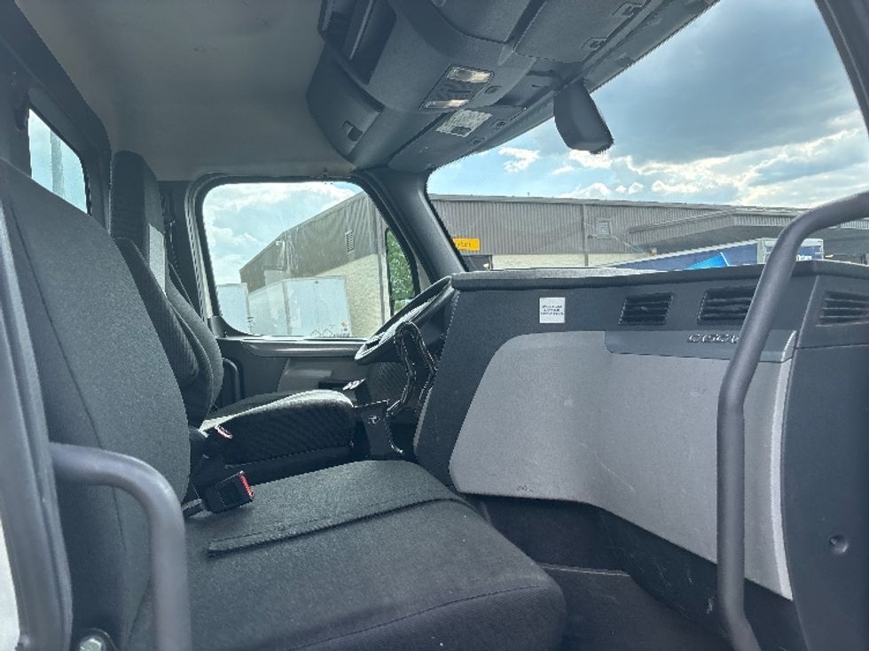 Day Cab Tractor-Heavy Duty Tractors-Freightliner-2018-T12664ST-Cranbury-NJ-363,961\n\t\tmiles-$ 41,750 - Image 14