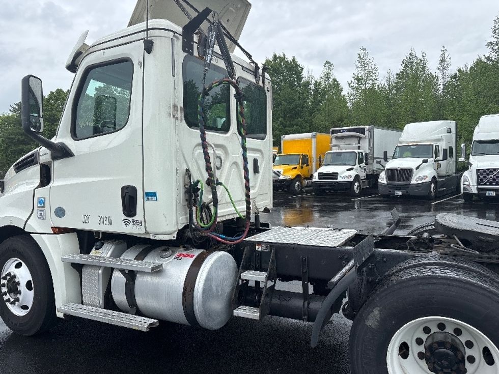 Day Cab Tractor-Heavy Duty Tractors-Freightliner-2018-T12664ST-Cranbury-NJ-363,961\n\t\tmiles-$ 41,750 - Image 17
