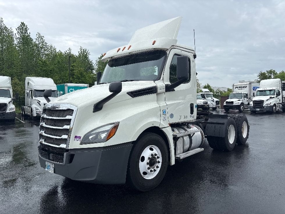 Day Cab Tractor-Heavy Duty Tractors-Freightliner-2018-T12664ST-Cranbury-NJ-363,961\n\t\tmiles-$ 41,750 - Image 3