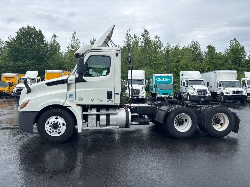 Day Cab Tractor-Heavy Duty Tractors-Freightliner-2018-T12664ST-Cranbury-NJ-363,961\n\t\tmiles-$ 41,750 - Image 4