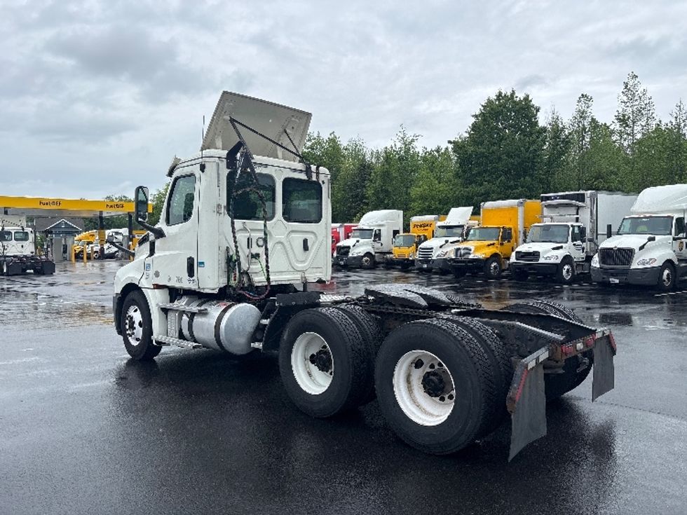 Day Cab Tractor-Heavy Duty Tractors-Freightliner-2018-T12664ST-Cranbury-NJ-363,961\n\t\tmiles-$ 41,750 - Image 5