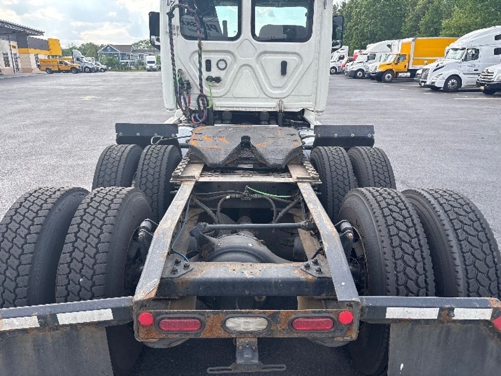 Day Cab Tractor-Heavy Duty Tractors-Freightliner-2018-T12664ST-Cranbury-NJ-363,961\n\t\tmiles-$ 41,750 - Image 6