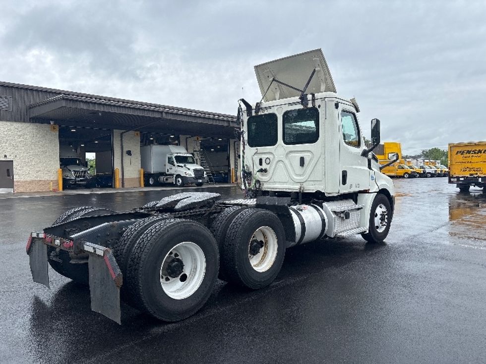 Day Cab Tractor-Heavy Duty Tractors-Freightliner-2018-T12664ST-Cranbury-NJ-363,961\n\t\tmiles-$ 41,750 - Image 7