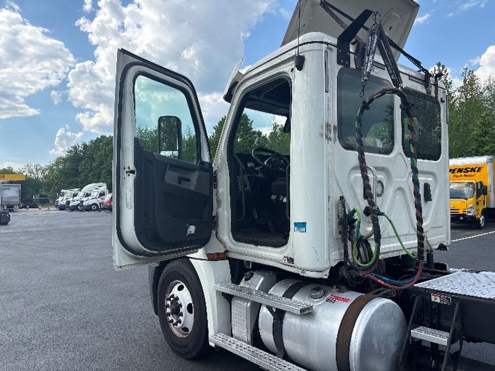 Day Cab Tractor-Heavy Duty Tractors-Freightliner-2018-T12664ST-Cranbury-NJ-363,961\n\t\tmiles-$ 41,750 - Image 9
