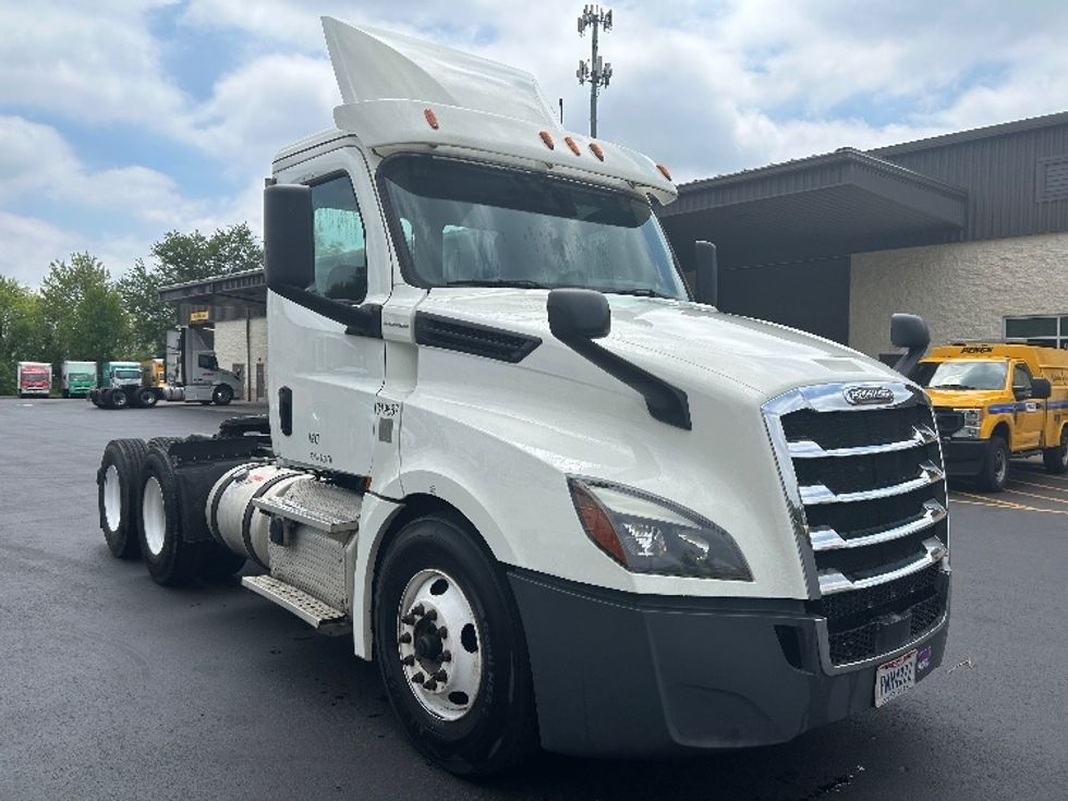Day Cab Tractor-Heavy Duty Tractors-Freightliner-2018-T12664ST-Cranbury-NJ-397,160\n\t\tmiles-$ 39,500 - Image 1