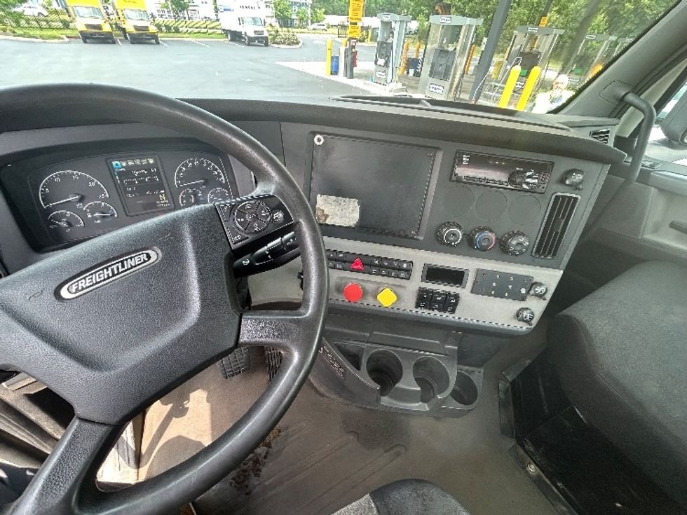 Day Cab Tractor-Heavy Duty Tractors-Freightliner-2018-T12664ST-Cranbury-NJ-397,160\n\t\tmiles-$ 39,500 - Image 10