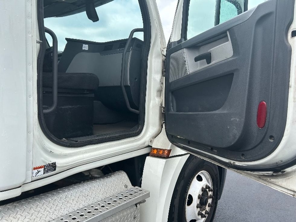 Day Cab Tractor-Heavy Duty Tractors-Freightliner-2018-T12664ST-Cranbury-NJ-397,160\n\t\tmiles-$ 39,500 - Image 11