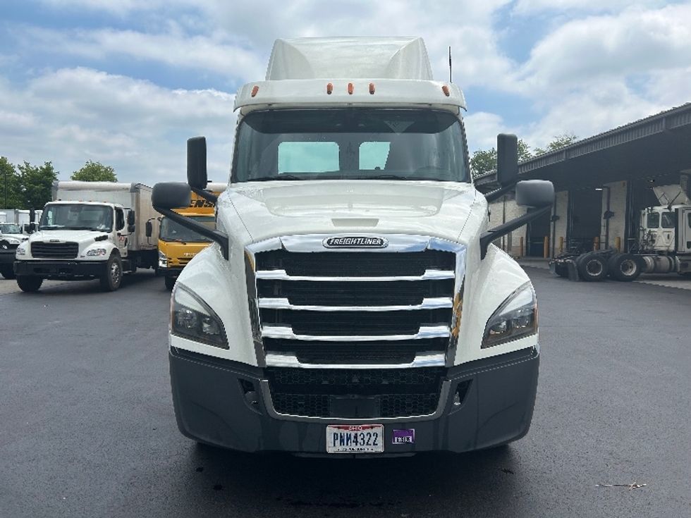 Day Cab Tractor-Heavy Duty Tractors-Freightliner-2018-T12664ST-Cranbury-NJ-397,160\n\t\tmiles-$ 39,500 - Image 2