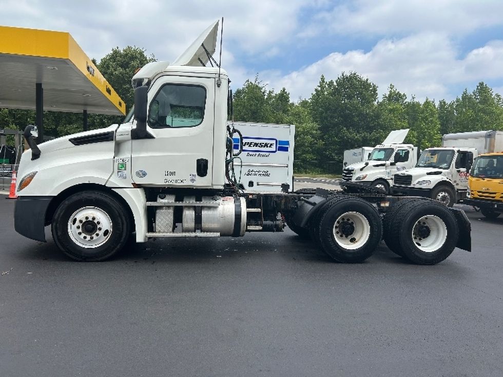 Day Cab Tractor-Heavy Duty Tractors-Freightliner-2018-T12664ST-Cranbury-NJ-397,160\n\t\tmiles-$ 39,500 - Image 4