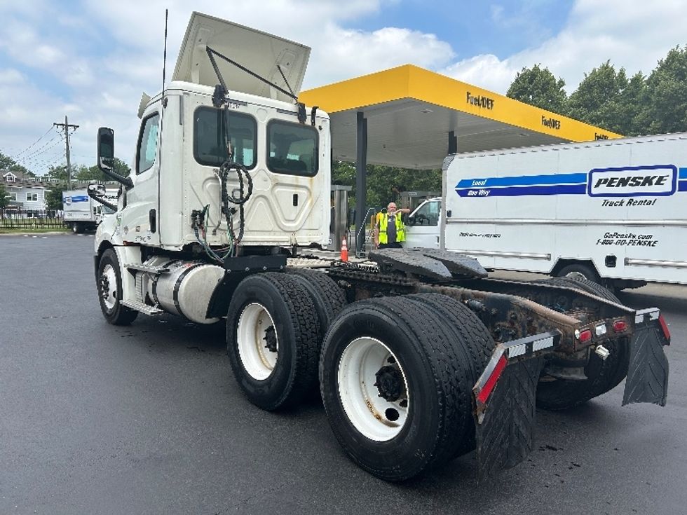 Day Cab Tractor-Heavy Duty Tractors-Freightliner-2018-T12664ST-Cranbury-NJ-397,160\n\t\tmiles-$ 39,500 - Image 5