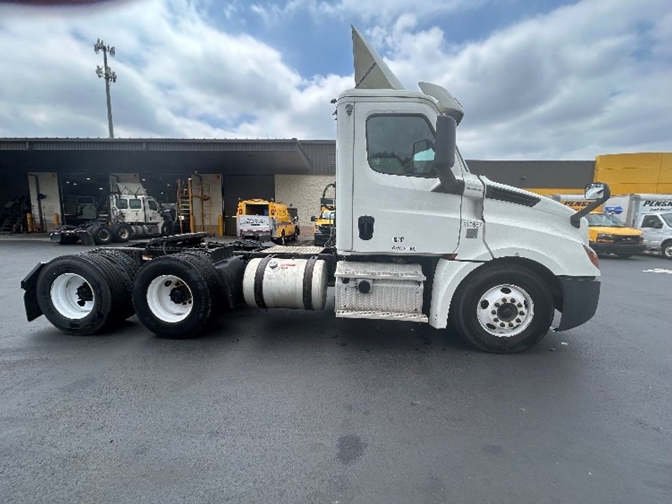 Day Cab Tractor-Heavy Duty Tractors-Freightliner-2018-T12664ST-Cranbury-NJ-397,160\n\t\tmiles-$ 39,500 - Image 8